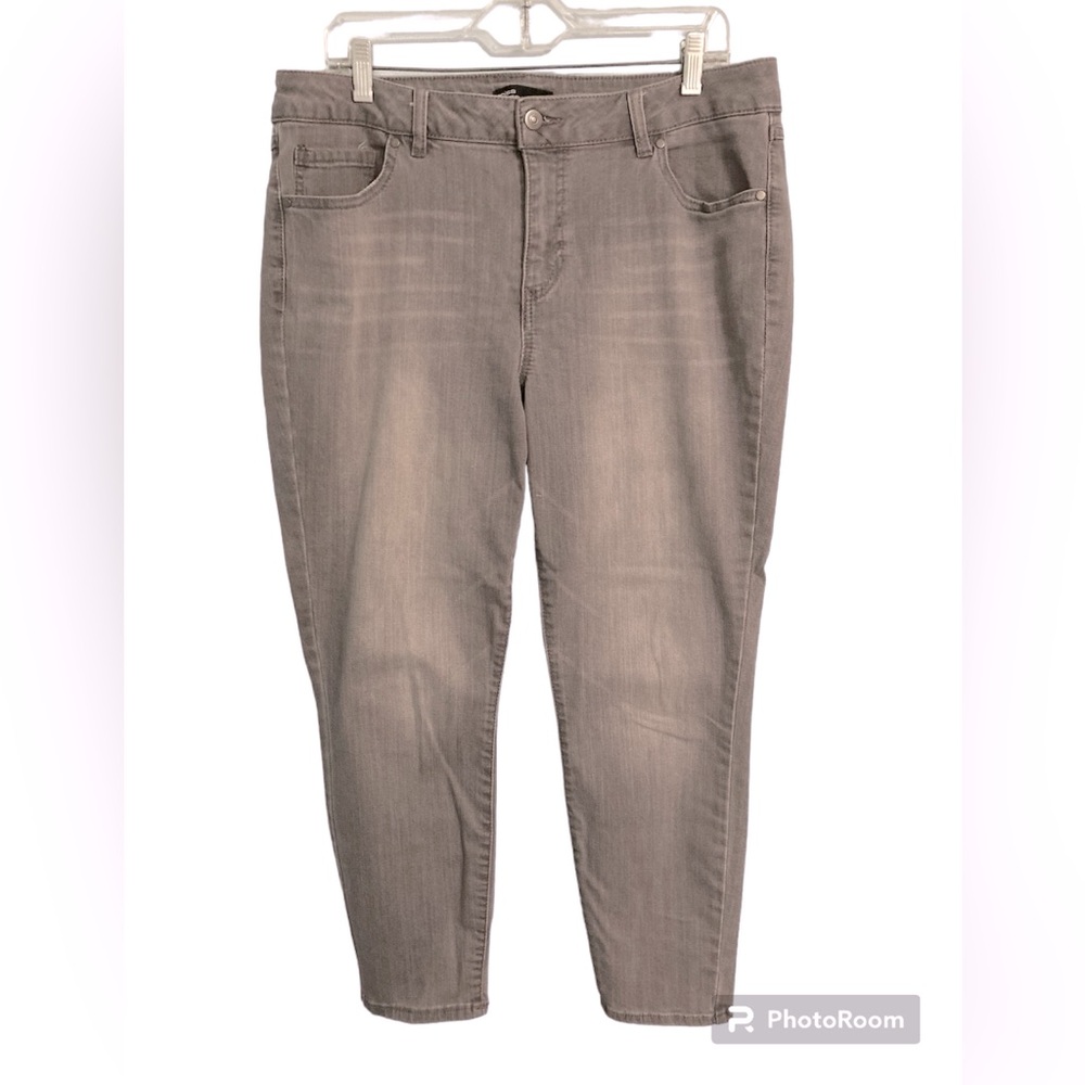 EUC miss poured in blue skinny jeans Size 16